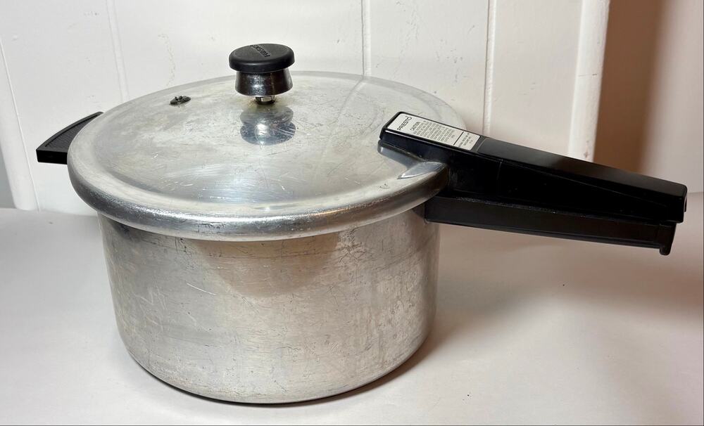 Vintage Presto 6 Quart Aluminum Pressure Cooker Model 01/PCA6 w/ Jiggler
